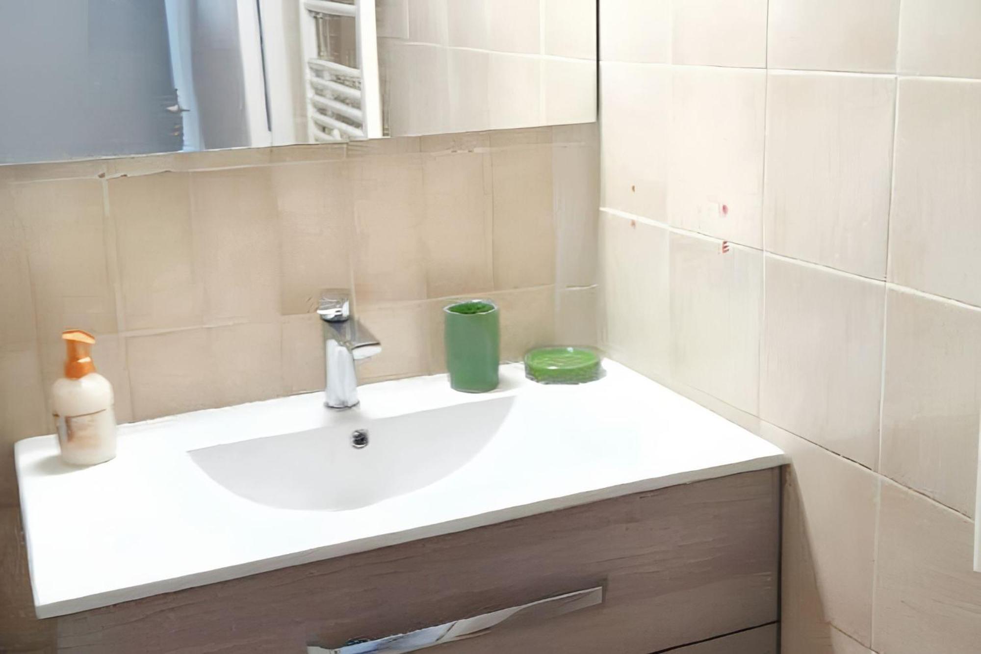 Avec Vue Sur La Piscine Partagee Et Balcon Amenage A A 2 Km De La * Fréjus