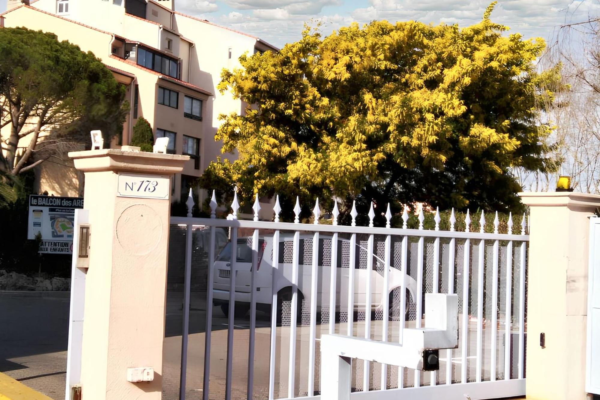 Avec Vue Sur La Piscine Partagee Et Balcon Amenage A A 2 Km De La Appartement