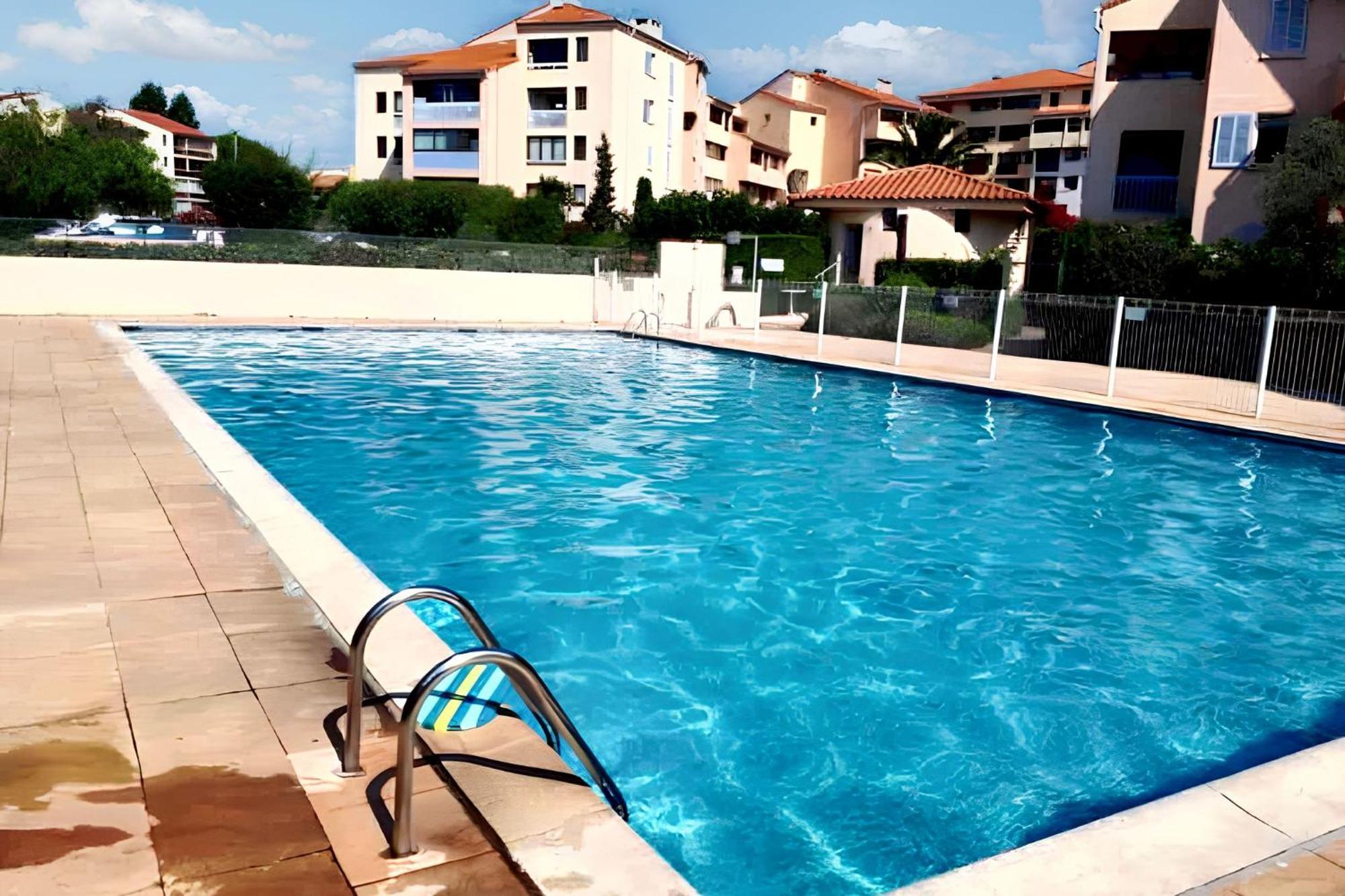 Avec Vue Sur La Piscine Partagee Et Balcon Amenage A A 2 Km De La