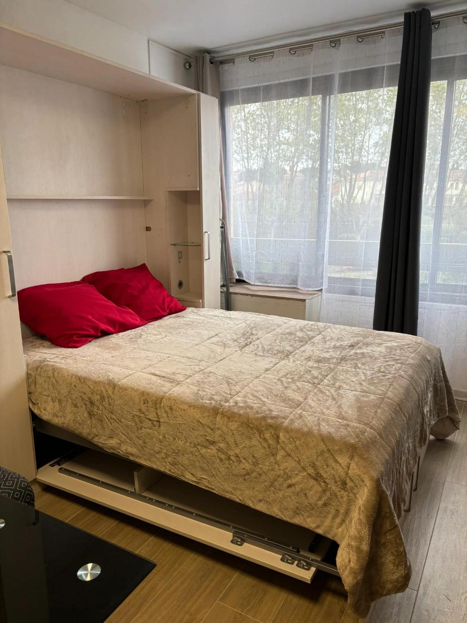 Avec Vue Sur La Piscine Partagee Et Balcon Amenage A A 2 Km De La *