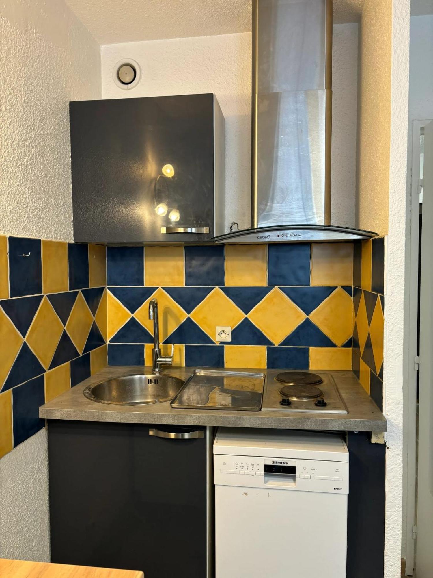 Avec Vue Sur La Piscine Partagee Et Balcon Amenage A A 2 Km De La *